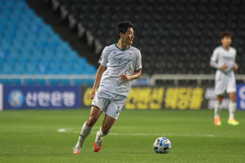 Seongnam-FC-vs-Busan-I-Park-soi-keo-4